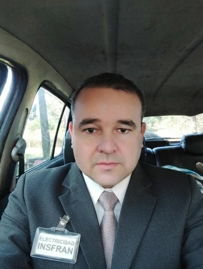 Profesional electricista trabajando con herramientas de seguridad